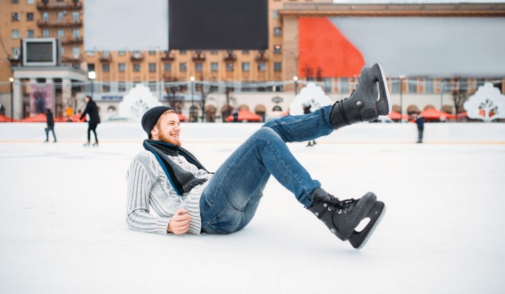 guy fell on ice while ice skating - ee220321