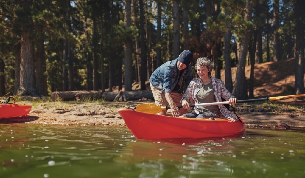 man teaching a woman to kayak for the first time - ee220329