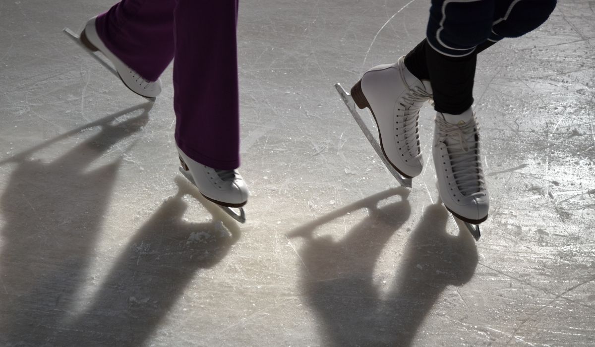 photo of couples ice skating shoes - ee220321