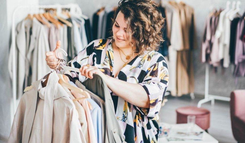 plus size woman shopping for clothes at the mall - ee220321