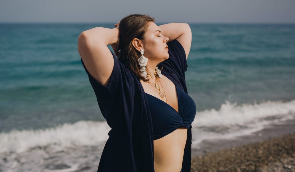 plus sized woman wearing accessories at the beach